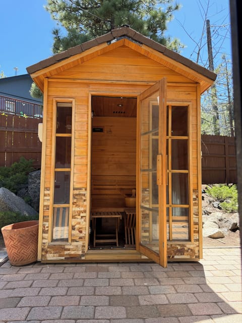 Sauna, hot tub