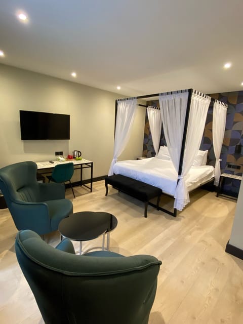 King Suite with Spa Bath | Down comforters, in-room safe, desk, soundproofing