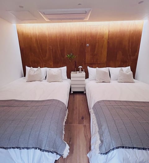 Family Suite, Multiple Beds, Non Smoking, Private Bathroom | Desk, laptop workspace, WiFi (free)