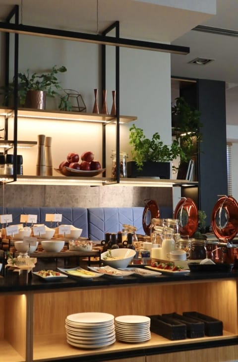 Breakfast and dinner served, international cuisine