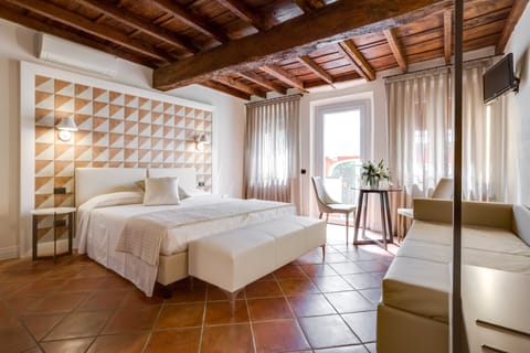 Studio Suite, Annex Building | Minibar, desk, blackout drapes, soundproofing