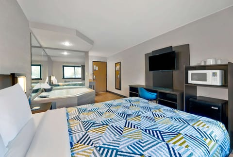 Deluxe Room, 1 Queen Bed, Non Smoking, Hot Tub | Free WiFi, bed sheets