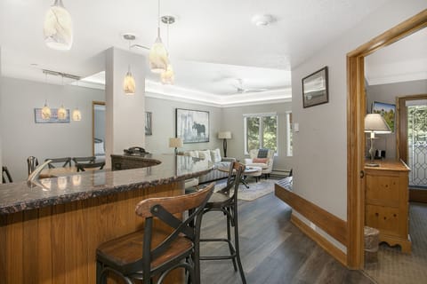 Condo, 2 Bedrooms | Lobby