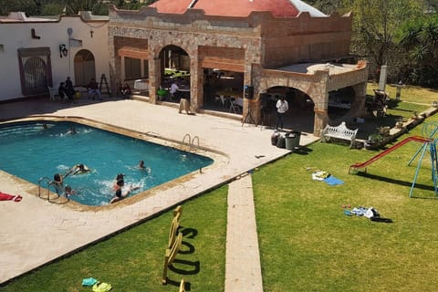 Area de alberca climatizada y asado, convive con tu familia de un espacio agradable al aire libre