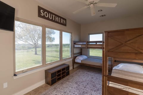 Signature House, 4 Bedrooms, Non Smoking, Air conditioning | Desk, laptop workspace, iron/ironing board, WiFi (free)