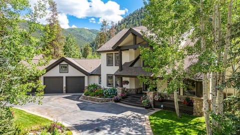 Luxury Keystone Mountain Retreat - Welcome to Leika Haus, a reimagined 5-bedroom, 5.5-bath luxury home designed for unforgettable family vacations and group getaways in Keystone.