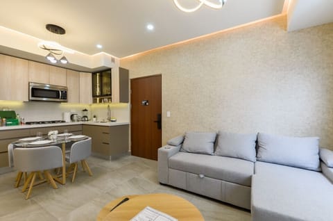 Sala principal con aire acondicionado, Smart TV, sofá cama y mueble de TV. Un espacio cómodo y fresco para relajarte y descansar.