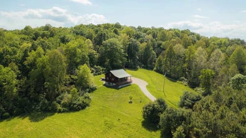 Charming Cabin Retreat: Nestled in nature, enjoy stunning views and tranquility in every direction!