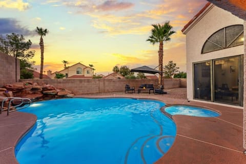 Private pool and hot tub, all yours