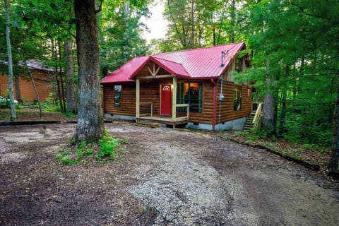 Welcome to Rosebud cabin! Located in the Scenic Heights neighborhood in the Red River Gorge! Just 3 minutes away from The Gorge Underground!