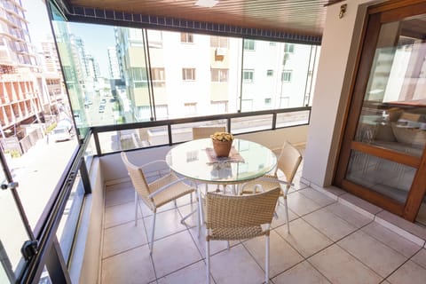 Family Apartment, 4 Bedrooms, Kitchen, City View | Outdoor dining