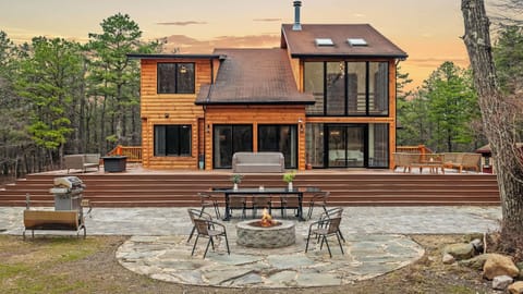 House (6 Bedrooms) | Front of property
