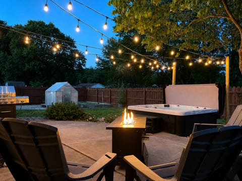 Unwind beneath the string lights ✨ as you soak in the private hot tub, then warm up beside the fire table—your perfect evening retreat after a day of exploring. 🔥