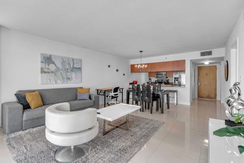 Condo, 1 Queen Bed, City View (Chic City Condo) | Living area