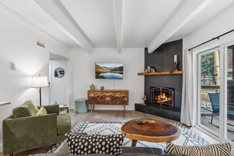 Sink into plush seating by the crackling fireplace and let your mountain getaway begin, with sunlight streaming through expansive windows that open to your private outdoor space.