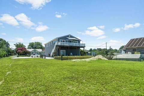 Welcome to Moon Fish on Chincoteague Island! Property is only the top floor - below is owner storage.