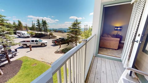 Village condo with views / ski-in - ski-out, hot tub