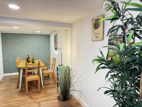 Deluxe Penthouse, Ensuite, River View (Lisbon Bridge) | Dining