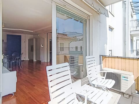 Floor, Interior Design, Flooring, Apartment, Ceiling, Home, Balcony, Daylighting, Wood Stain, Chair