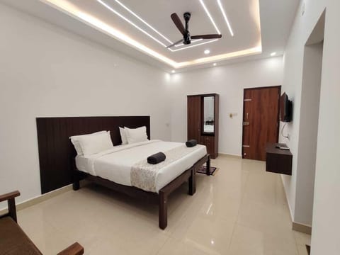 Deluxe Room, Balcony, Garden View | Desk, laptop workspace, WiFi (free)