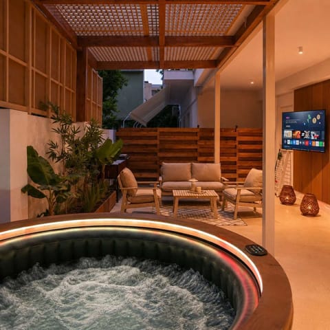 A closer look at the private jacuzzi, towards the lounge area with Smart TV, for relaxed moments outdoors.