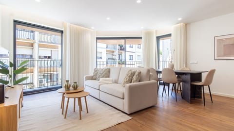 Step out onto the private balcony to enjoy the fresh air and urban views, or relax inside in the sun-drenched living room with floor-to-ceiling windows. This bright and airy space effortlessly blends indoor comfort with outdoor charm.