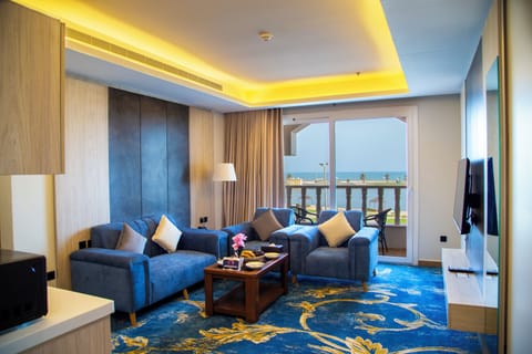 Deluxe Suite, Beach View | Living area