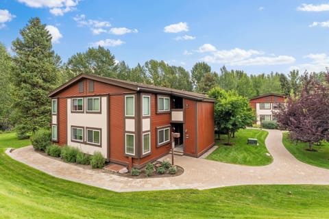 Peaceful condo retreat with lush grounds and scenic walking paths