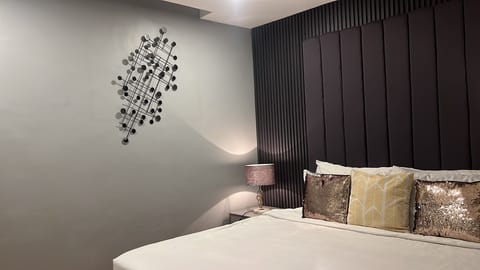 Deluxe Apartment, City View | Soundproofing, iron/ironing board (on request), WiFi (free)