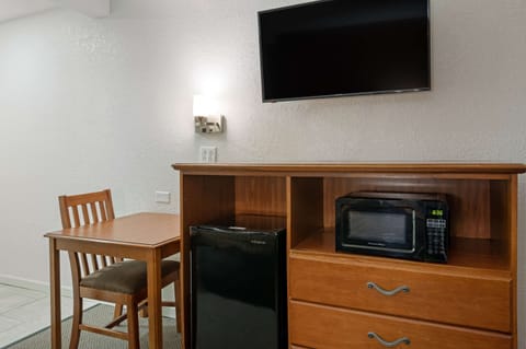 Desk, cribs/infant beds, free WiFi, bed sheets
