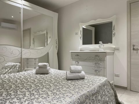 Apartment, 3 Bedrooms | Iron/ironing board, cribs (surcharge), WiFi (free), bed sheets