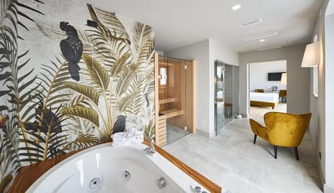 In-room safe, soundproofing, WiFi (free)