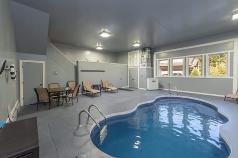Poolside dining for snacks between swims.