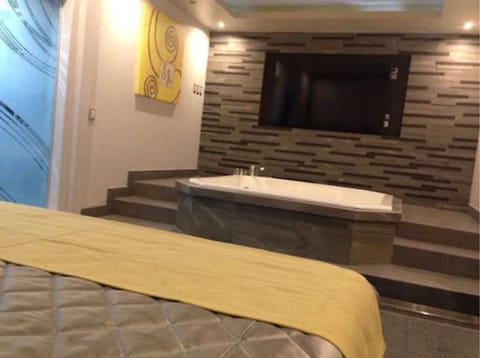 Deluxe Suite, 1 King Bed | Premium bedding, soundproofing, free WiFi