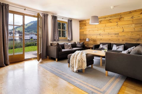 Cozy living room in KitzAlps Standard Apartment, ideal for families and groups booking a vacation rental in Kirchberg in Tirol.