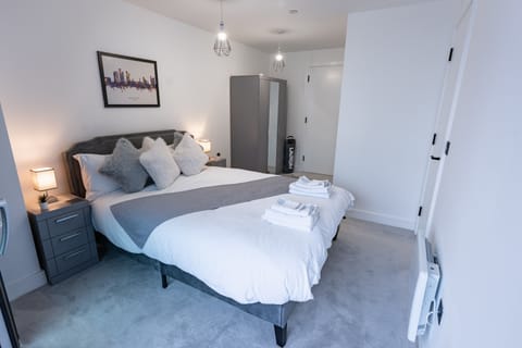 Apartment, 1 King Bed, Balcony, Canal View | WiFi (free)