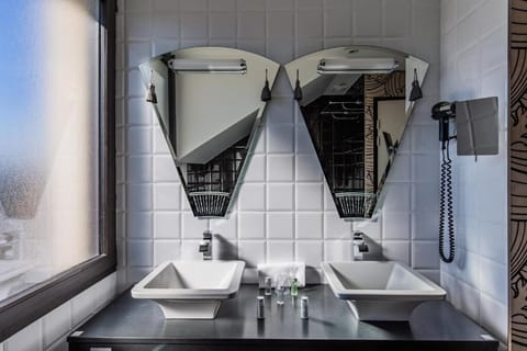 Suite (De Luxe Baignoire SPA) | Bathroom | Eco-friendly toiletries, hair dryer, towels