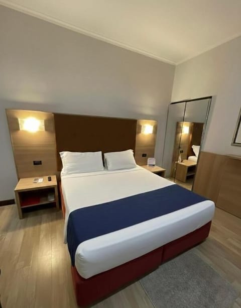 Double Room | In-room safe, desk, laptop workspace, blackout drapes