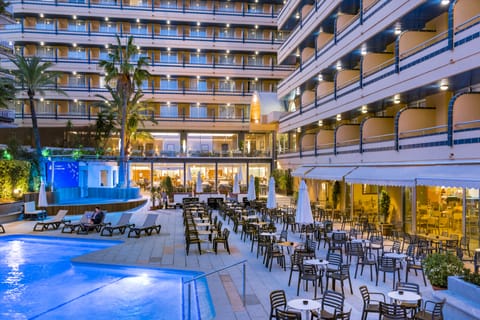 Outdoor pool, pool umbrellas, sun loungers
