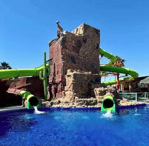 🌴 Make a splash and let the vacation begin! ☀️💦🏖️ Enjoy sunny days, cool water, and endless fun in paradise! 🌊😎
