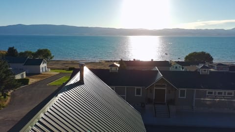 Waterfront stay with sparkling lake views and mountain backdrop