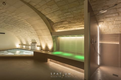 Couples treatment rooms, body treatments, deep-tissue massages
