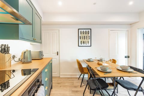 Fully Fitted Kitchen