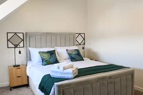 3 bedrooms, iron/ironing board, WiFi (free), bed sheets
