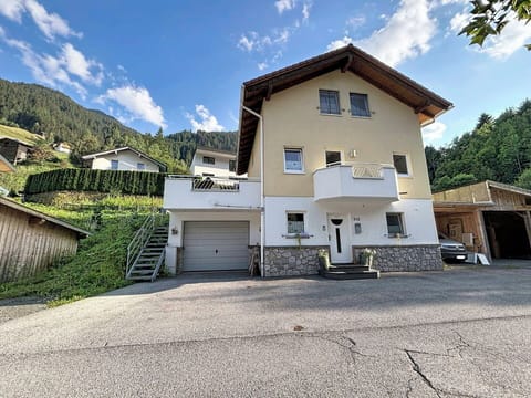 Building, Window, House, Home, Residential Area, Roof, Architecture, Cottage, Human Settlement, Driveway