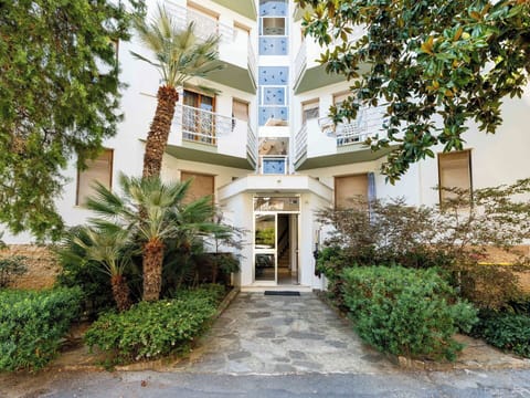 Estate, Landscaping, Villa, Hedge, Balcony