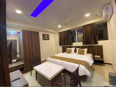 Family Double Room | Desk, laptop workspace, WiFi (free)