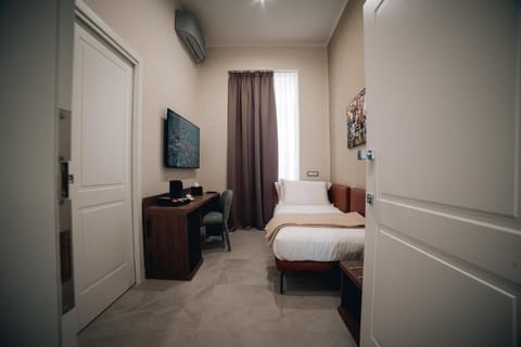 In-room safe, soundproofing, WiFi (free)