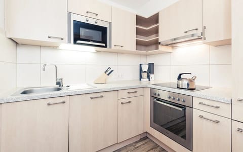 Apartment, Patio, Mountain View | Private kitchen | Espresso maker, coffee/tea maker, oven, stovetop