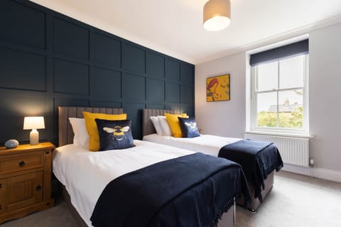House | 5 bedrooms, high-speed internet